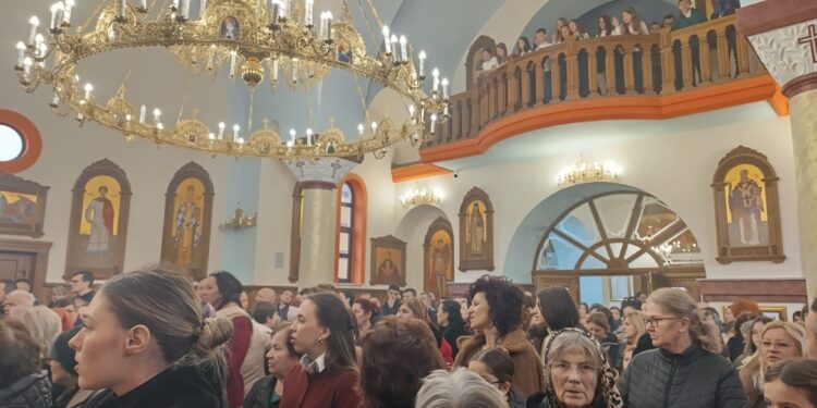 U Hramu Pokrova Presvete Bogorodice u Gradišci služena je liturgija povodom velikog pravoslavnog praznika Svetog Save.