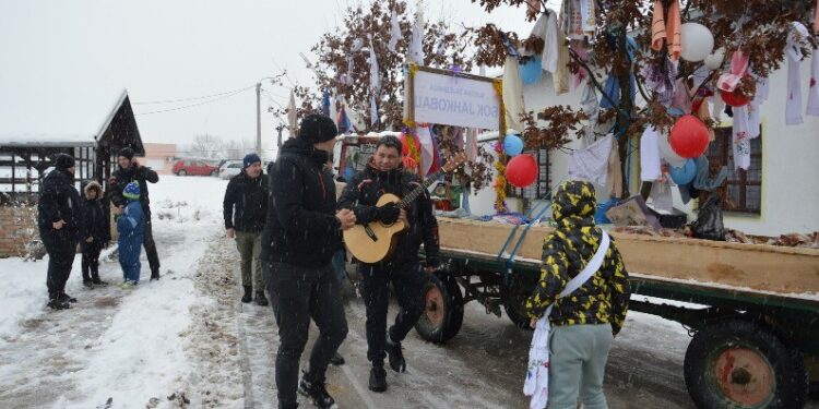 Badnji dan u Gradišci: Četiri badnjaka dočekani u Bok Jankovcu (FOTO)