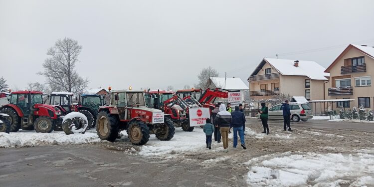 Mljekari organizovali mirnu protestnu vožnju