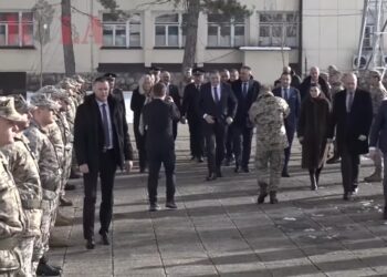 Pogledajte kako oficiri Oružanih snaga BiH salutiraju predsjedniku stranke