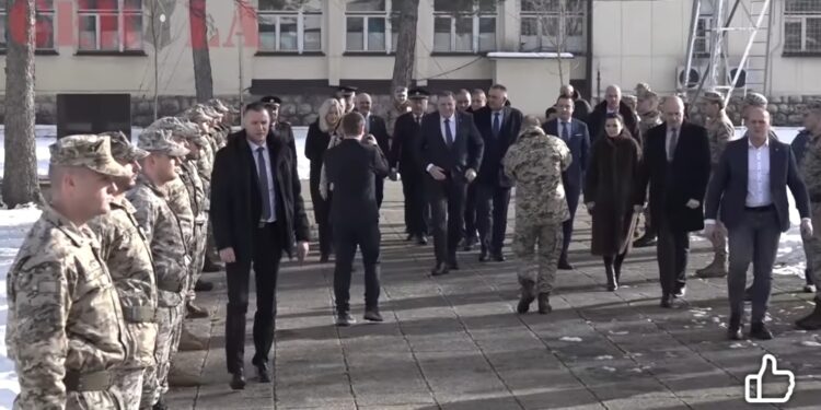 Pogledajte kako oficiri Oružanih snaga BiH salutiraju predsjedniku stranke