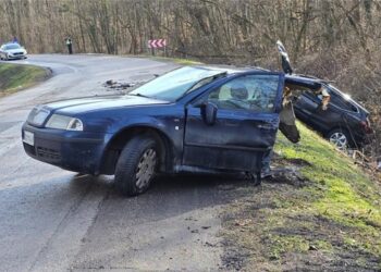 Stravične slike sa lica mjesta: Dijete povrijeđeno u teškoj nesreći, auto prepolovljen