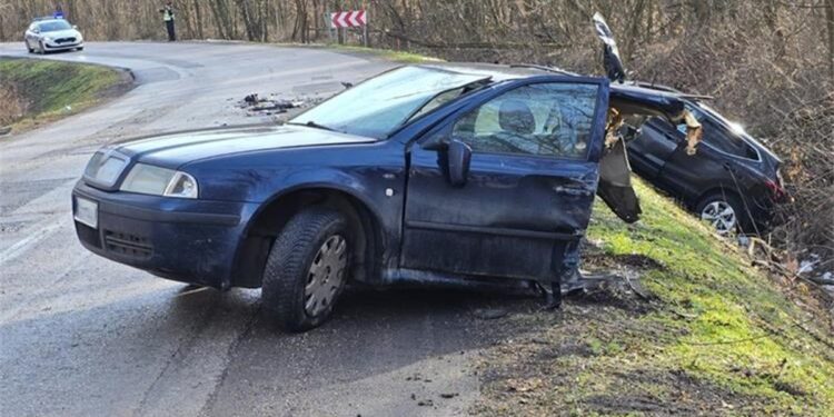 Stravične slike sa lica mjesta: Dijete povrijeđeno u teškoj nesreći, auto prepolovljen