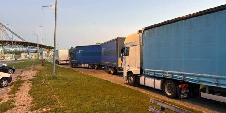 “Uvoz i izvoz će stati”: Vozači kamiona iz BiH i Srbije najavili blokadu granica 26. januara