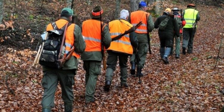 Lovac usmrtio drugog lovca. Okliznuo se i pao, puška sama opalila?