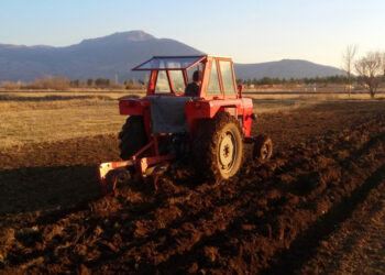Otac uhapšen jer je šestogodišnjem sinu davao da vozi traktor