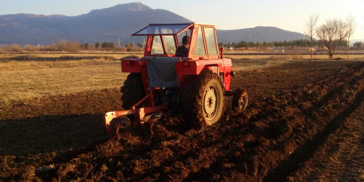 Otac uhapšen jer je šestogodišnjem sinu davao da vozi traktor