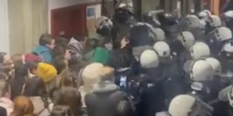Haos u Novom Sadu: Policija ušla na fakultet i ponovo tukla studente