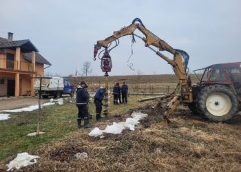 Električarima pune ruke posla: Za uigranu ekipu zima nije problem