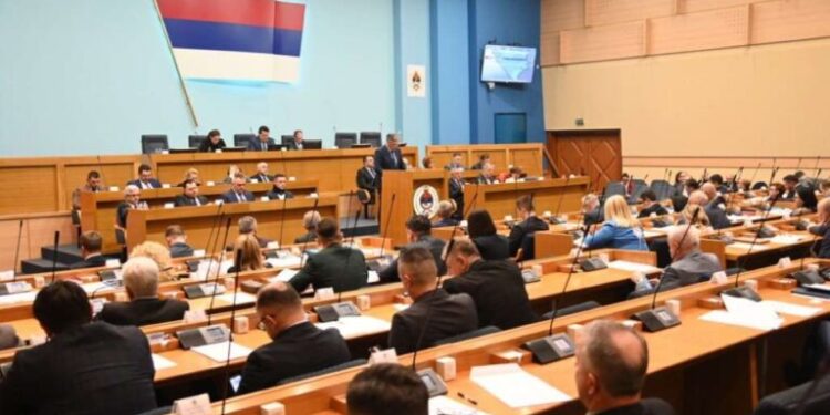 SDS pokrenuo inicijativu u NSRS-u: Thompson i Ivo Pavković proglašeni nepoželjnim u RS?