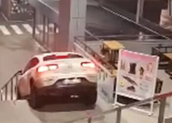 Uhapšen bahati vozač skupocjenog Mercedesa koji je autom sišao niz stepenice u Banjaluci