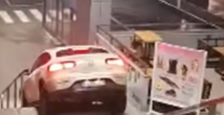 Uhapšen bahati vozač skupocjenog Mercedesa koji je autom sišao niz stepenice u Banjaluci