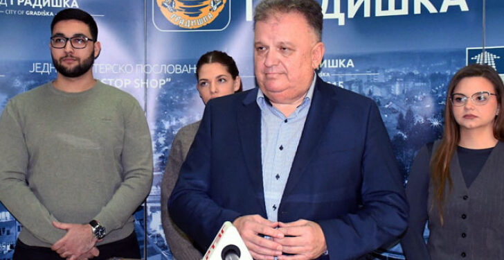 U Gradišci potpisani ugovori sa 106 stipendista (FOTO)