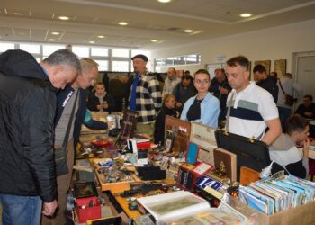 Sajam antikviteta u Gradišci okupio veliki broj izlagača i posjetilaca: Vinil u centru pažnje i potražnje