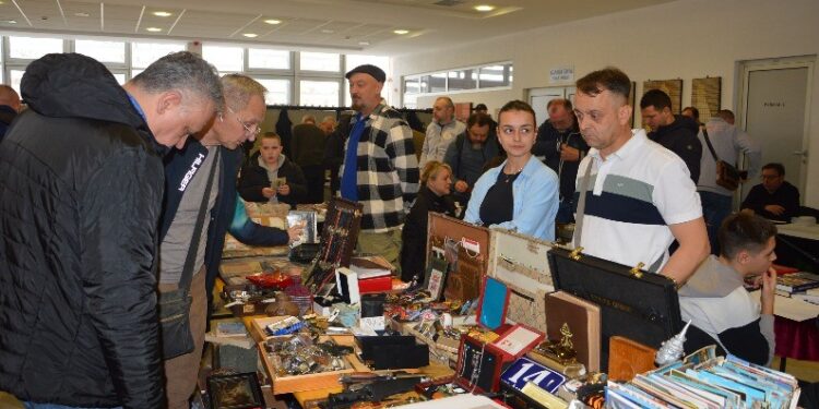 Sajam antikviteta u Gradišci okupio veliki broj izlagača i posjetilaca: Vinil u centru pažnje i potražnje