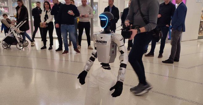 Uspješno predstavljanje humanoidnog robota Robija u Banjoj Luci