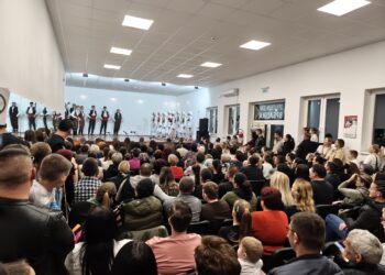 KUD-a “Mirkovo kolo” Vrbaška organizovao koncert za matursku ekskurziju učenika škole “Mladen Stojanović”