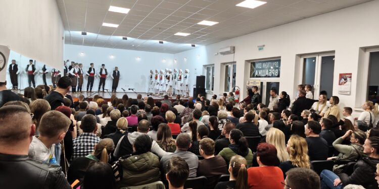 KUD-a “Mirkovo kolo” Vrbaška organizovao koncert za matursku ekskurziju učenika škole “Mladen Stojanović”