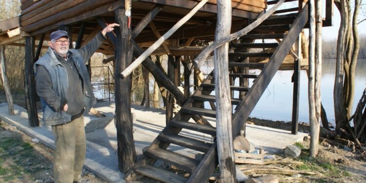 Anton Saček napravio “pametnu” kolibu pored Save: Idealan kutak za ljubitelje prirode (FOTO)
