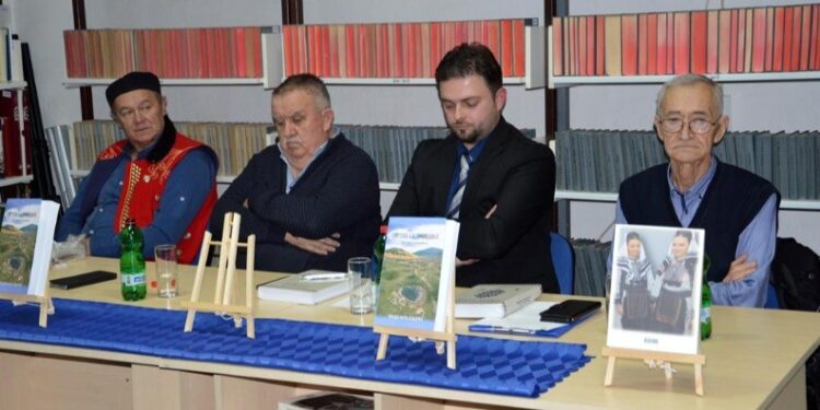 Profesor Oljača promovisao knjigu o sestrama sa Zmijanja i njihovim potomcima