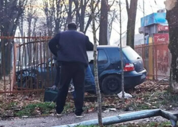 Golfom probio ogradu škole, uništio i semafor