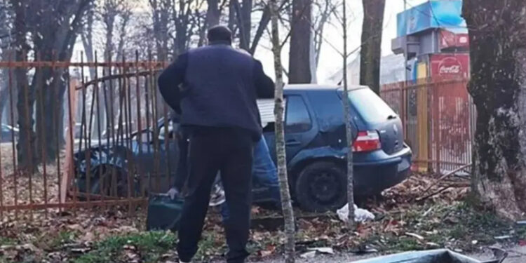 Golfom probio ogradu škole, uništio i semafor