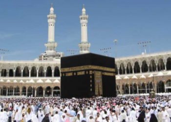 Dijelovi platna Kabe poslani pedofilu Epsteinu preko ljudi iz Emirata: Preko 10 miliona muslimana dotaklo je ovaj komad