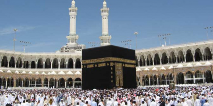 Dijelovi platna Kabe poslani pedofilu Epsteinu preko ljudi iz Emirata: Preko 10 miliona muslimana dotaklo je ovaj komad