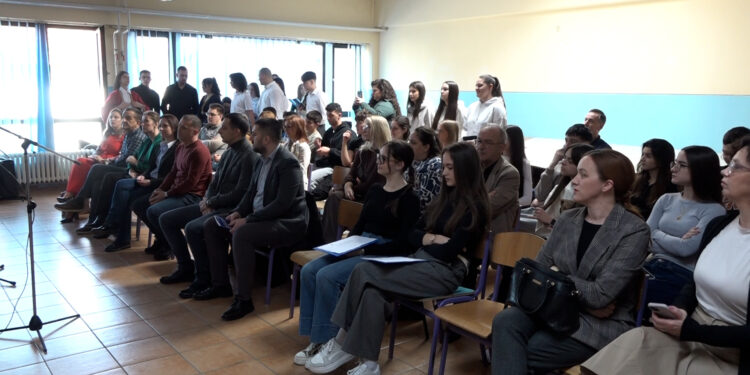 Promovisan zbornik učeničkih radova „Na talasima odrastanja“ u Tehničkoj školi Gradiška