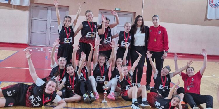 Dominacija mlađih pionirki ŽKK Kozara: 12 pobjeda i titula za plasman na finalni turnir (FOTO)