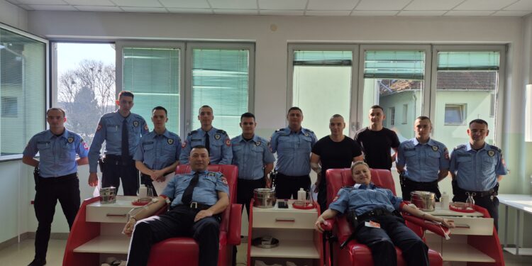 Policija Gradiške daruje krv povodom Dana policije