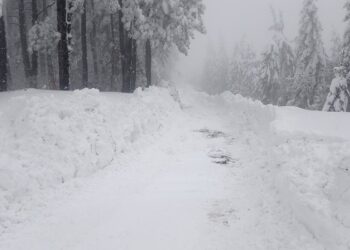 Na vrhu Kozare snijeg dva metra, putevi zavijani (FOTO)