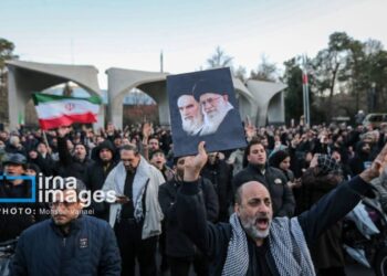 Građani Teherana okupili se u centru grada kako bi oplakali ajatolaha Khameneija