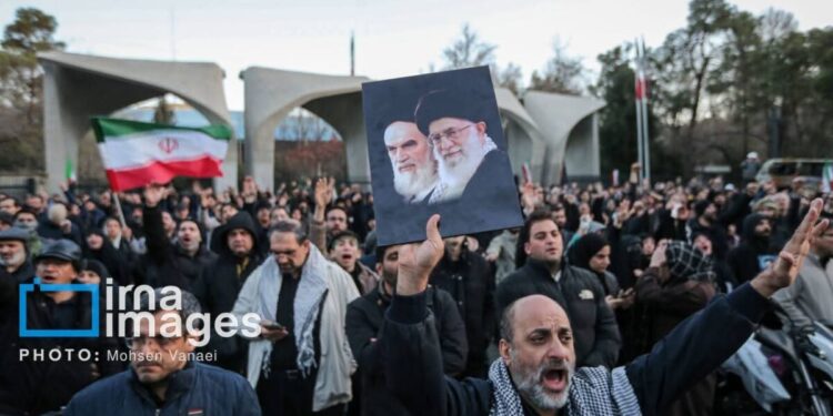 Građani Teherana okupili se u centru grada kako bi oplakali ajatolaha Khameneija