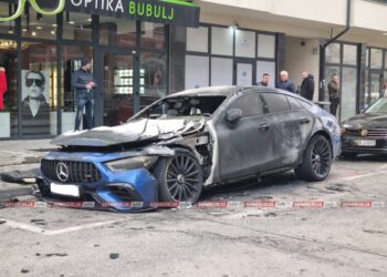 U potpunosti izgorio: Zapaljen skupocjeni Mercedes, počinilac nepoznat