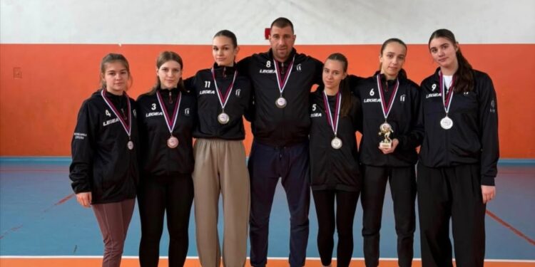 Košarkašice gradiške Gimnazije vicešampionke Republike Srpske (FOTO)