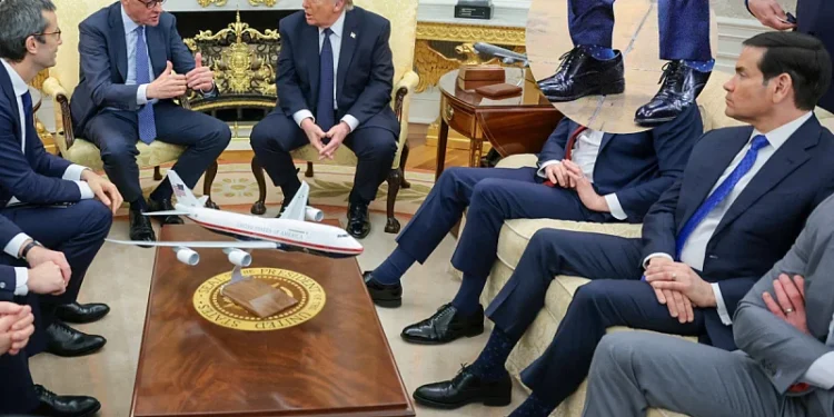Trump pokrenuo neobičan trend u Bijeloj kući: Saradnici u cipelama koje on bira