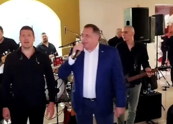 Dodik se ponovo latio mikrofona: Zapjevao Halidovu “Romaniju” na proslavi 8. marta