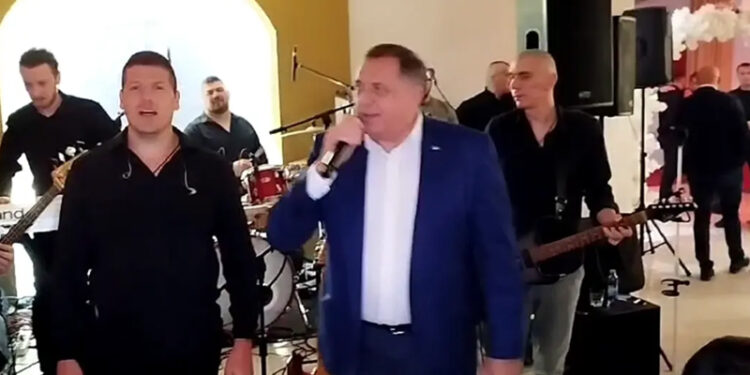 Dodik se ponovo latio mikrofona: Zapjevao Halidovu “Romaniju” na proslavi 8. marta