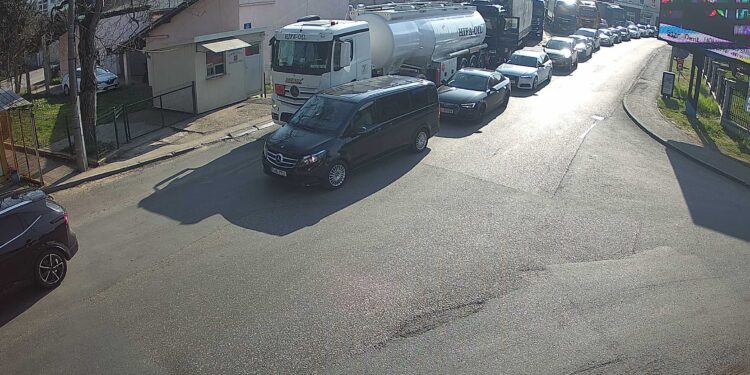 Duge kolone vozila na više graničnih prelaza