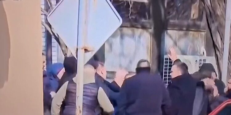 Haos na izborima u Srbiji: Vučićevi batinaši tukli, maltretirali i napadali građane