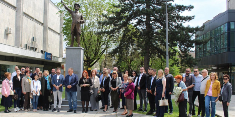 Otkriven spomenik Nikoli Tesli u Gradišci