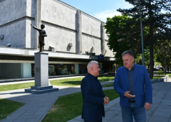 Tesla simbol svjetlosti na trgu u Gradišci