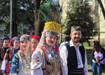Djeca, učenici osnovnih i srednjih škola, okupila su se ispred Osnovne škole „Danilo Borković“, u radosnoj i svečanoj atmosferi.