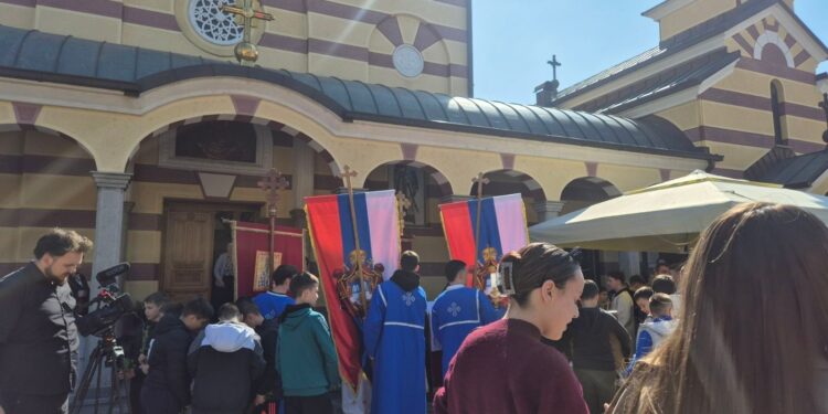 Učesnici svečane litije stigli su u portu Hrama Pokrova Presvete Bogorodice.
