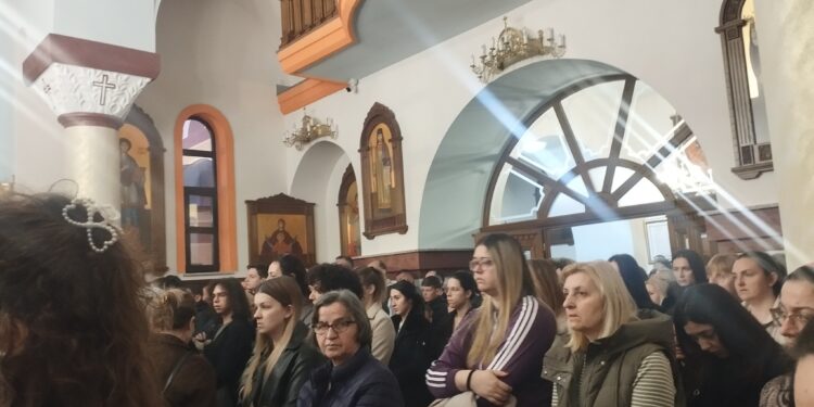 Vaskršnja liturgija i litija u Hramu Pokrova Presvete Bogorodice u Gradišci