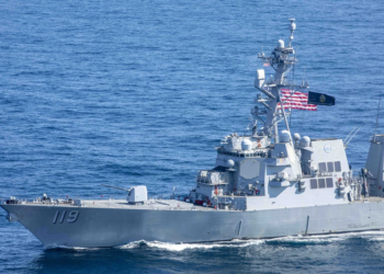 Poslušajte kako Iranci upozoravaju američki razarač da ne ide kroz Hormuški moreuz