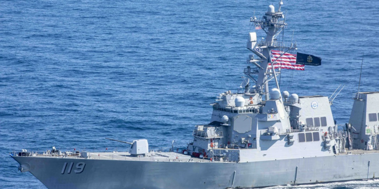 Poslušajte kako Iranci upozoravaju američki razarač da ne ide kroz Hormuški moreuz