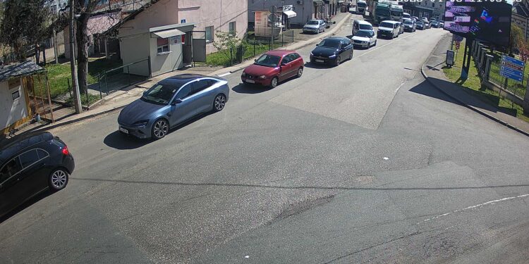 Gužve na graničnim prelazima Gradiška i Velika Kladuša
