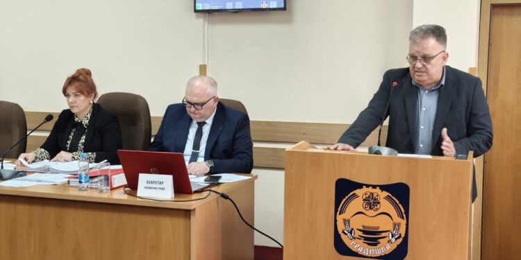 Adžić: U teškim uslovima ostvaren suficit u budžetu i realizovane značajne investicije